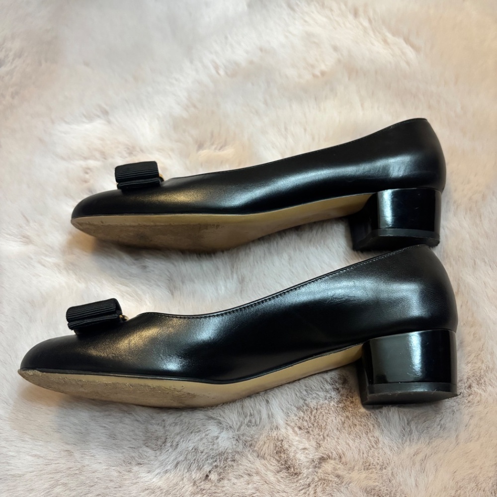 FERRAGAMO Women’s Vara Leather Pumps Sz 4 B Black/Gold - Picture 8 of 9